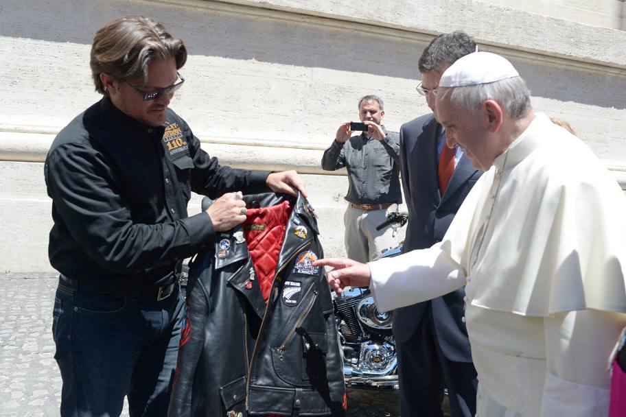 Al Papa era anche stato regalato un chiodo da motociclista. Pure il giubbotto  stato venduto; rivacati   57.500 euro che andranno sempre alla Caritas capitolina